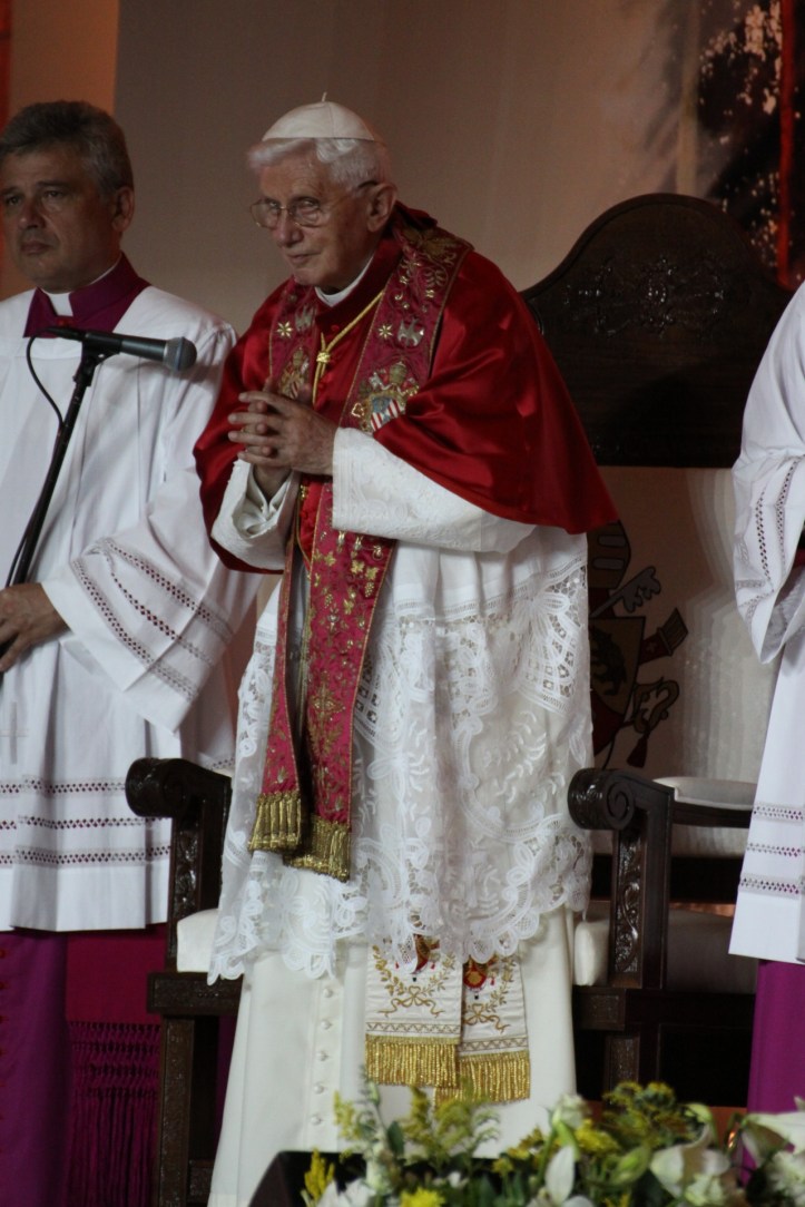 Papa printre tineri!